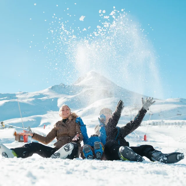 Jeu dans la neige en famille à La Pierre Saint-Martin