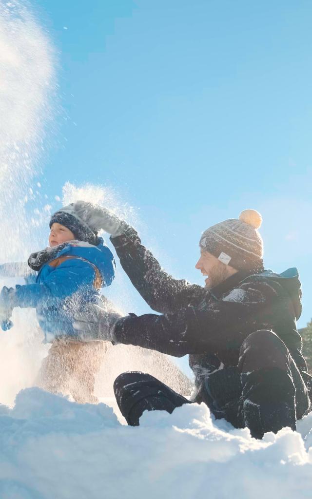 Bataille de boules de neige en famille à La Pierre Saint-Martin