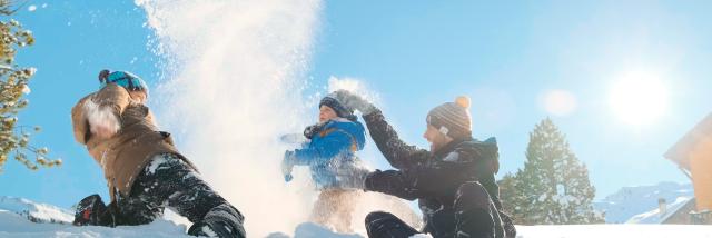 Bataille de boules de neige en famille à La Pierre Saint-Martin