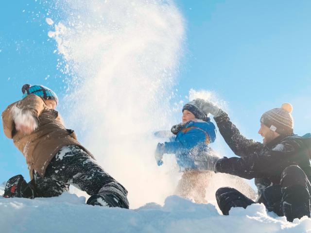 Bataille de boules de neige en famille à La Pierre Saint-Martin