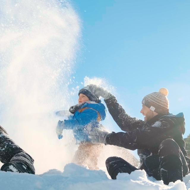 Bataille de boules de neige en famille à La Pierre Saint-Martin