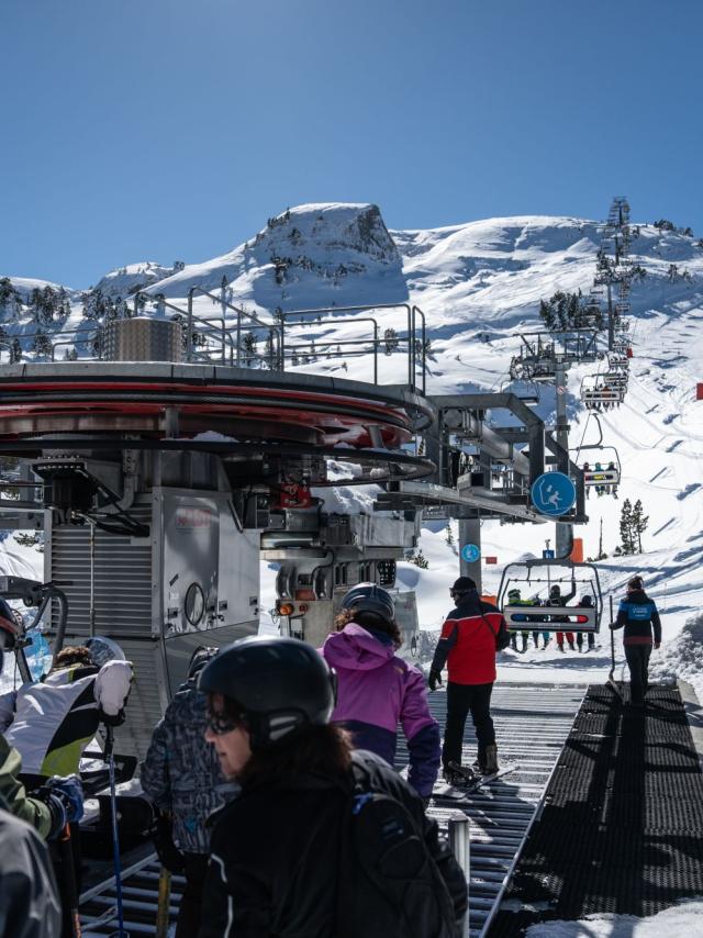 Le télésiège Le Panoramique vous emmène au point le plus haut de la station de ski de La Pierre Saint-Martin