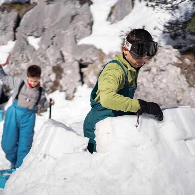 Atelier construction d'igloo en famille à La Pierre Saint-Martin