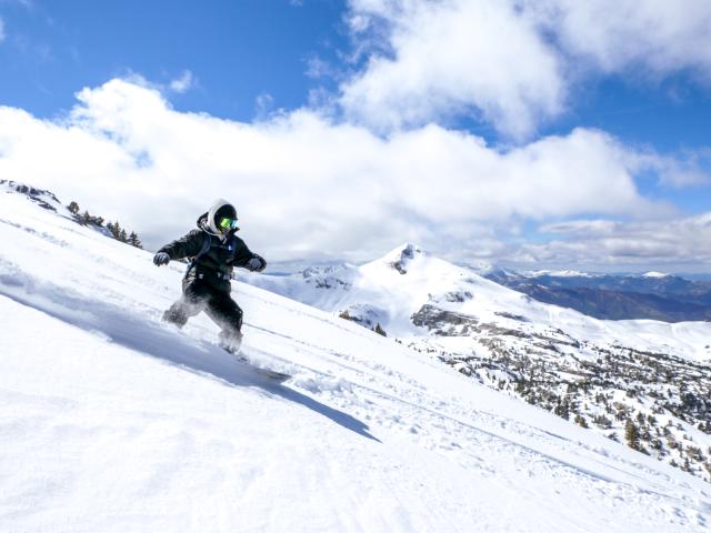 Descente en snowboard sur les pentes enneigées de La Pierre Saint-Martin