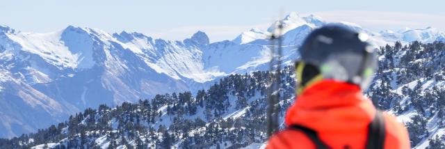 Pause avec vue panoramique sur les pistes de ski alpin de La Pierre Saint-Martin