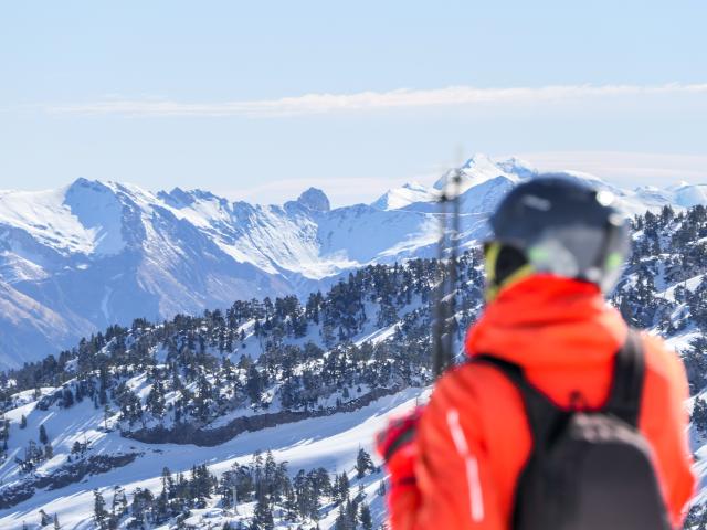 Pause avec vue panoramique sur les pistes de ski alpin de La Pierre Saint-Martin