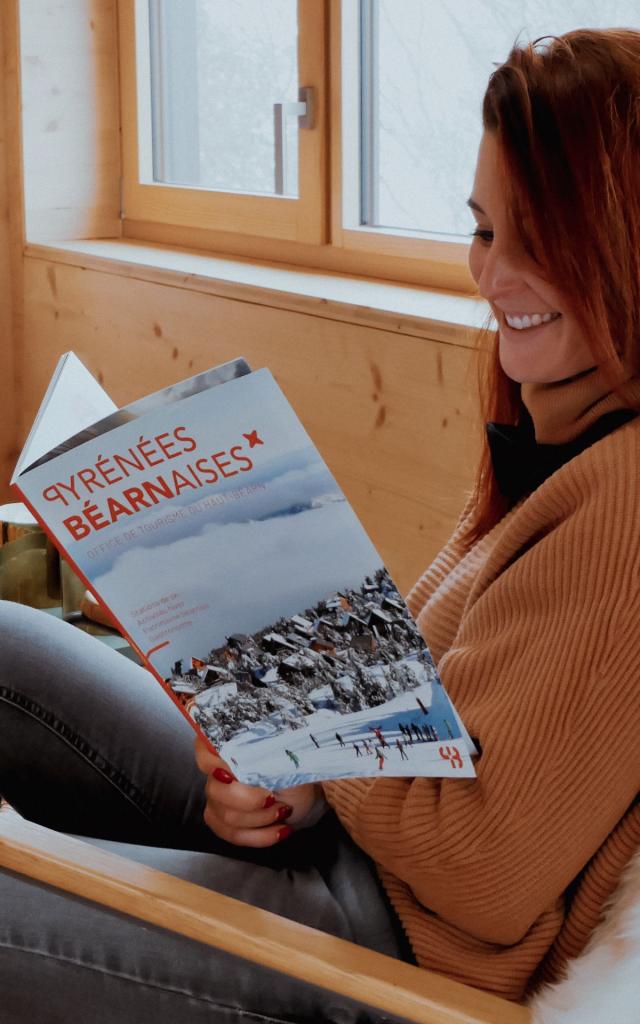 Pause lecture sur la destination Pyrénées béarnaises dans un chalet à La Pierre Saint-Martin