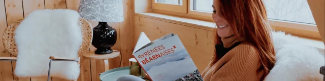 Pause lecture sur la destination Pyrénées béarnaises dans un chalet à La Pierre Saint-Martin