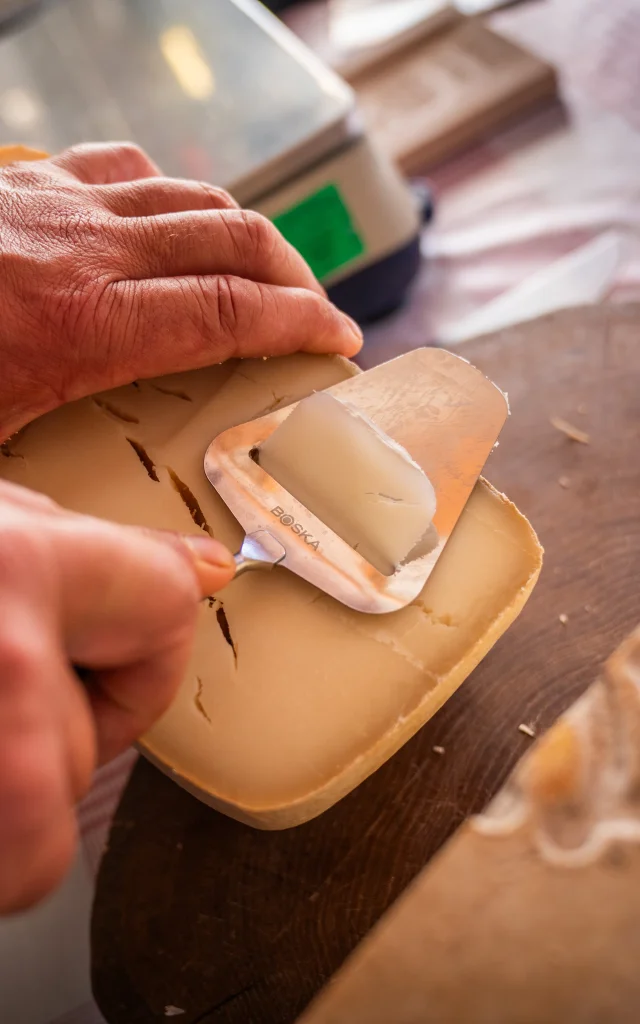 Retrouvez le fromage de nos producteurs dans les cabanes de bergers en été à La Pierre Saint-Martin