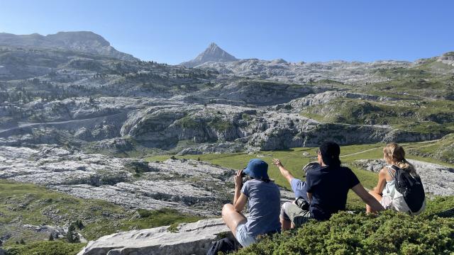 Randonnée estivale avec vue sur le Pic d'Anie au départ de La Pierre Saint-Martin