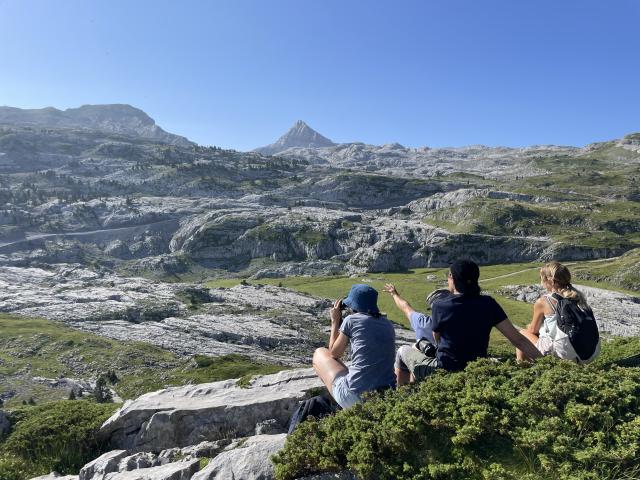 Randonnée estivale avec vue sur le Pic d'Anie au départ de La Pierre Saint-Martin