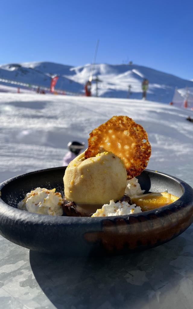 Pause dessert glacé en terrasse à La Pierre Saint-Martin