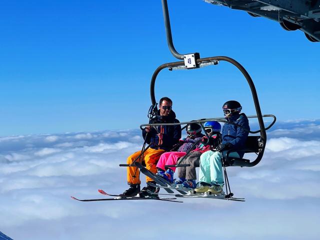 Télésiège 4 places pour skier en famille à La Pierre Saint-Martin en Pyrénées béarnaises