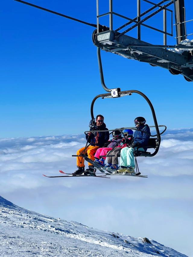 Télésiège 4 places pour skier en famille à La Pierre Saint-Martin en Pyrénées béarnaises