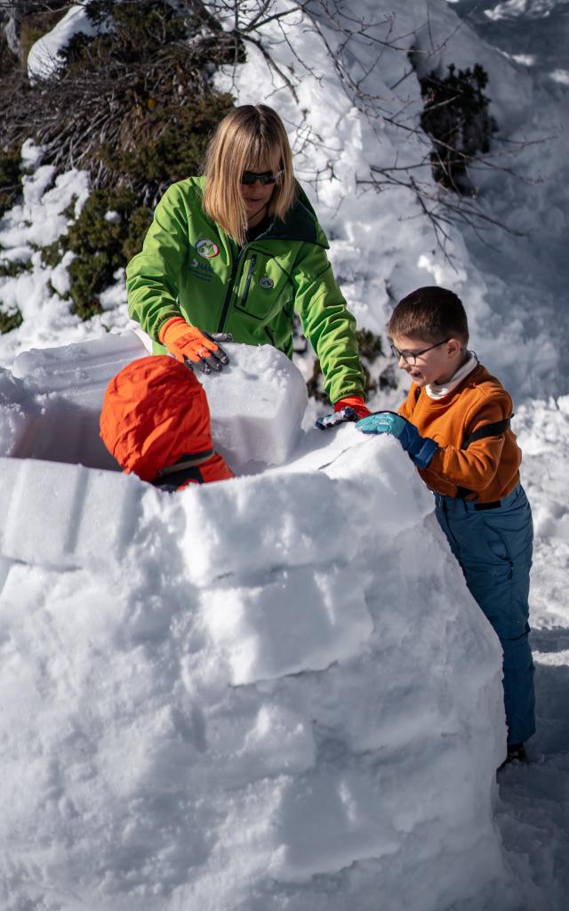 Atelier construction d'igloo avec une accompagnatrice en montagne à La Pierre Saint-Martin