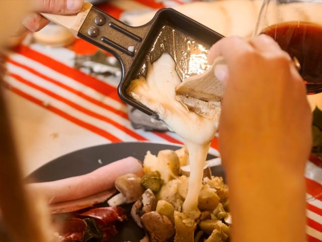 Vivez la convivialité des soirées raquettes-raclette à La Pierre Saint-Martin