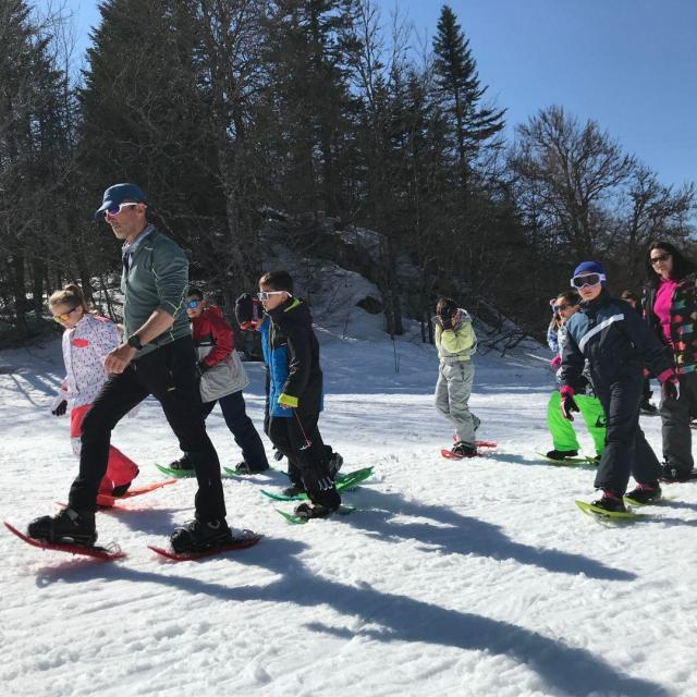 La journée des enfants trappeurs propose la découverte de la raquette à neige à l'espace nordique de La Pierre Saint-Martin