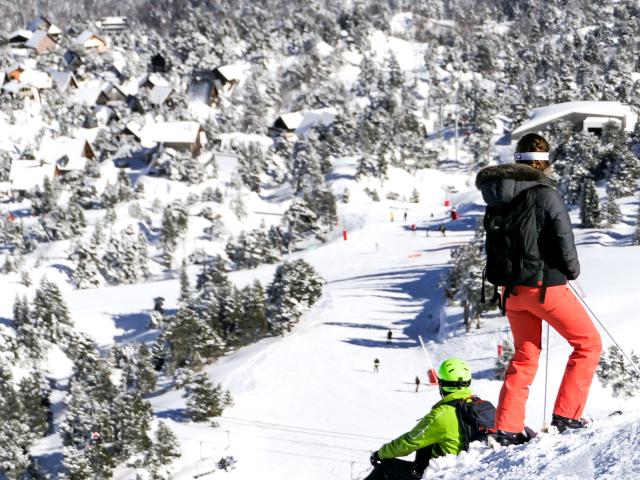 Pause contemplative avec vue sur pistes et chalets à La Pierre Saint-Martin