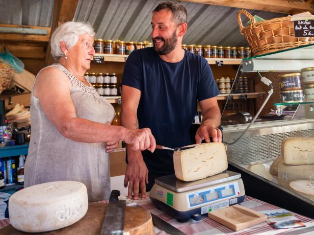 Annie et Cédric vous accueillent de juin à septembre dans leur cabane à La Pierre Saint-Martin