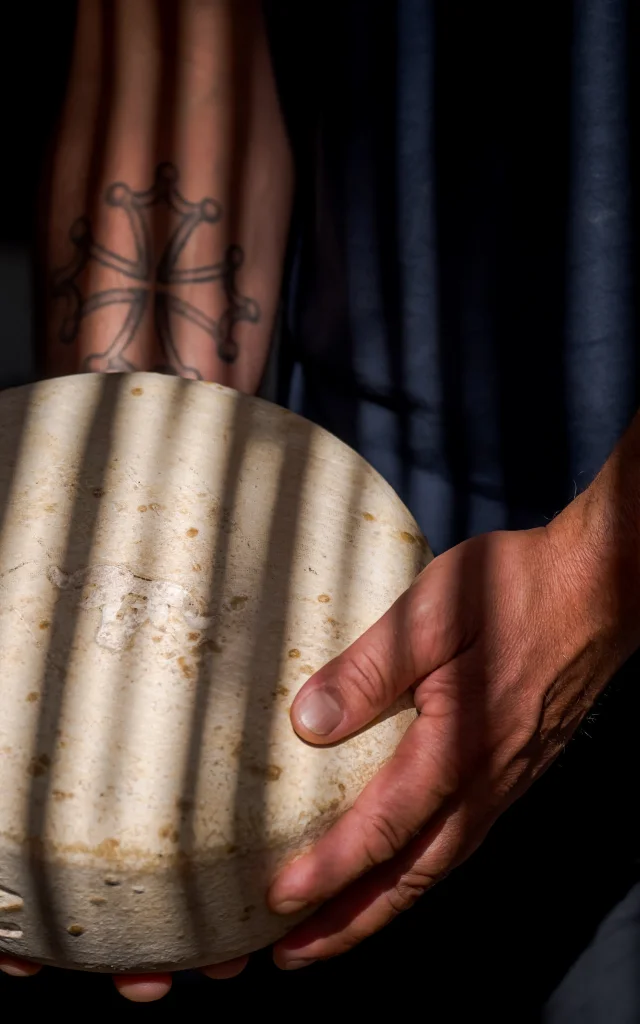 Le fromage est fabriqué et affiné à La Pierre Saint-Martin de mi-juin à août