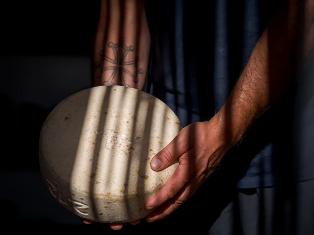 Le fromage est fabriqué et affiné à La Pierre Saint-Martin de mi-juin à août