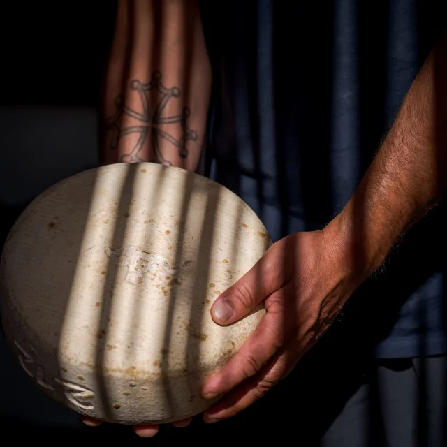 Le fromage est fabriqué et affiné à La Pierre Saint-Martin de mi-juin à août