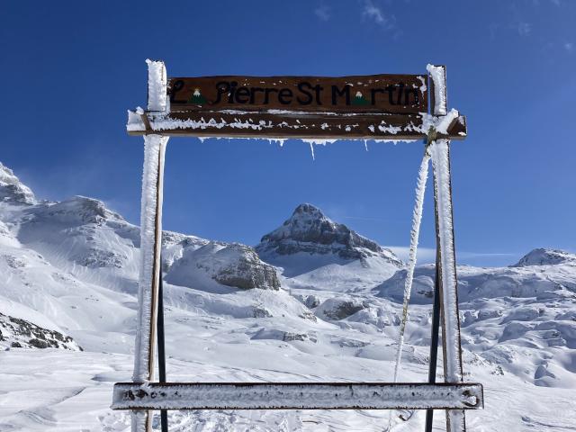 Skier à La Pierre Saint-Martin, avec vue sur le Pic d'Anie