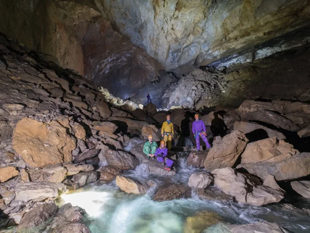 Près de La Pierre Saint-Martin, partez pour une aventure sportive dans la grotte de La Verna, à partir de 12 ans.