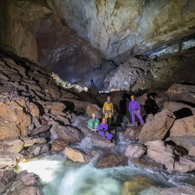 Près de La Pierre Saint-Martin, partez pour une aventure sportive dans la grotte de La Verna, à partir de 12 ans.