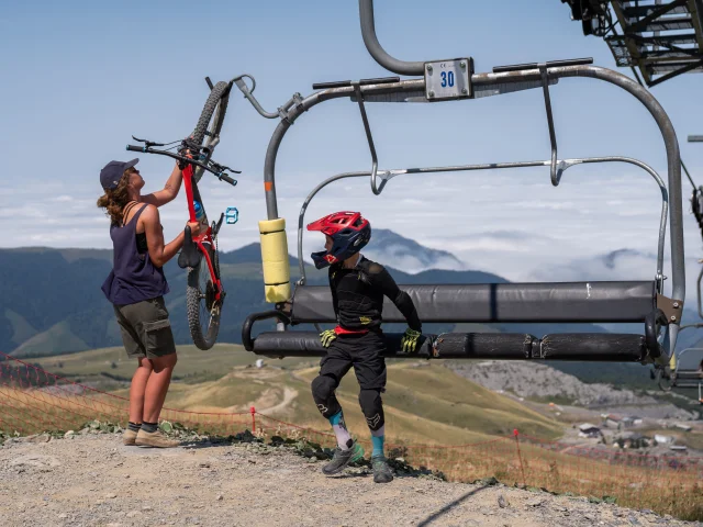 Montée en télésiège et descente en VTT sur les pistes du Bike Park de La Pierre Saint-Martin