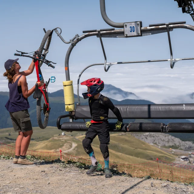 Montée en télésiège et descente en VTT sur les pistes du Bike Park de La Pierre Saint-Martin