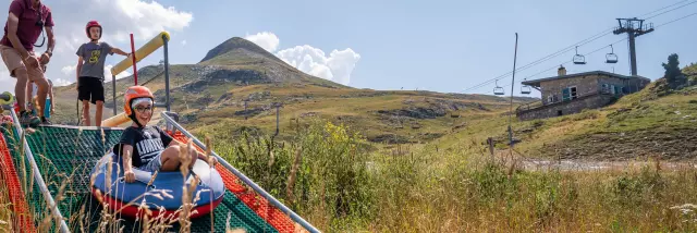 Descente en luge tubbing à La Pierre Saint-Martin