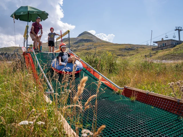 Descente en luge tubbing à La Pierre Saint-Martin