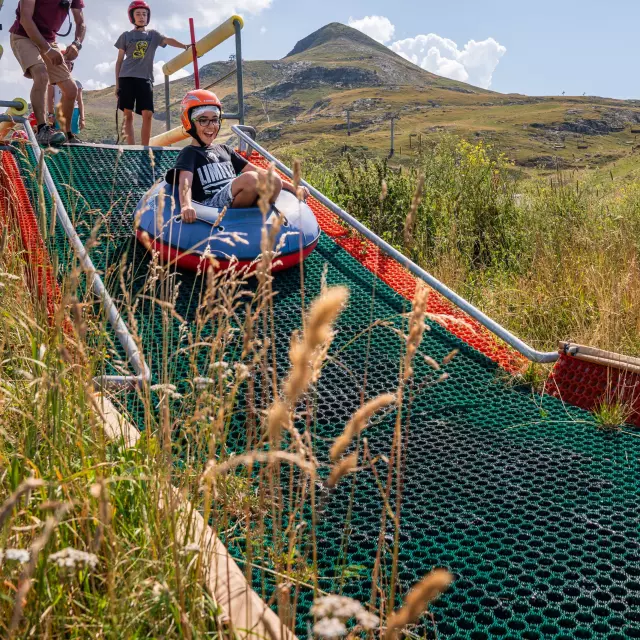 Descente en luge tubbing à La Pierre Saint-Martin