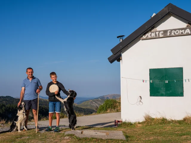 Les bergers passent l'été en famille dans la cabane de La Pierre Saint-Martin