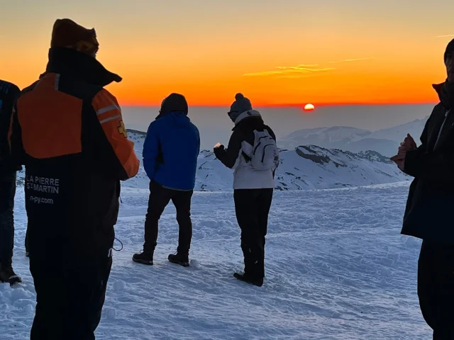 Voir le coucher de soleil en dameuse à La Pierre Saint-Martin en saison d'hiver