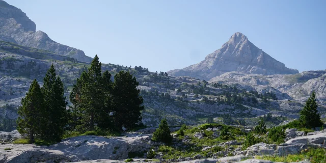 Au départ de La Pierre Saint-Martin, l'ascension du Pic d'Anie est recommandée avec un accompagnateur ou guide de haute montagne