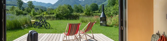 Terrasse ensoleillée et spa privatisé pour vos vacances en hébergement insolite à Arette, Pyrénées béarnaises