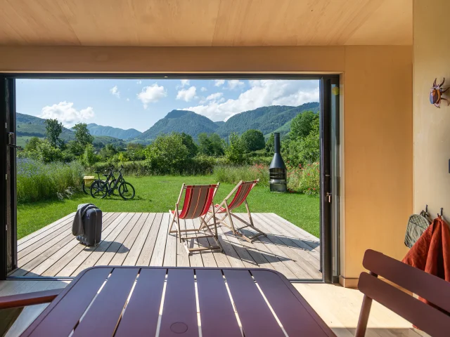 Terrasse ensoleillée et spa privatisé pour vos vacances en hébergement insolite à Arette, Pyrénées béarnaises