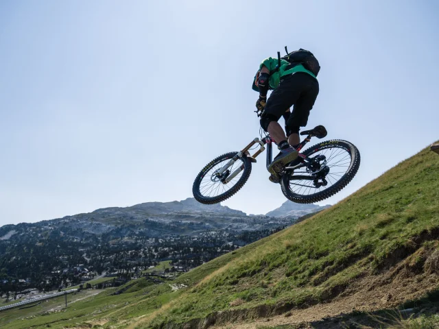 Figure en VTT sur les modules du Bike Park de La Pierre Saint-Martin