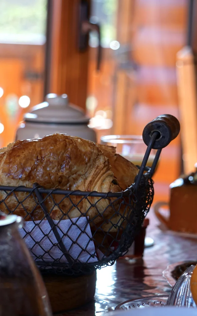 Service de livraison de petit déjeuner dans votre hébegrement en chalet à La Pierre Saint-Martin