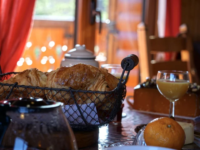 Service de livraison de petit déjeuner dans votre hébegrement en chalet à La Pierre Saint-Martin