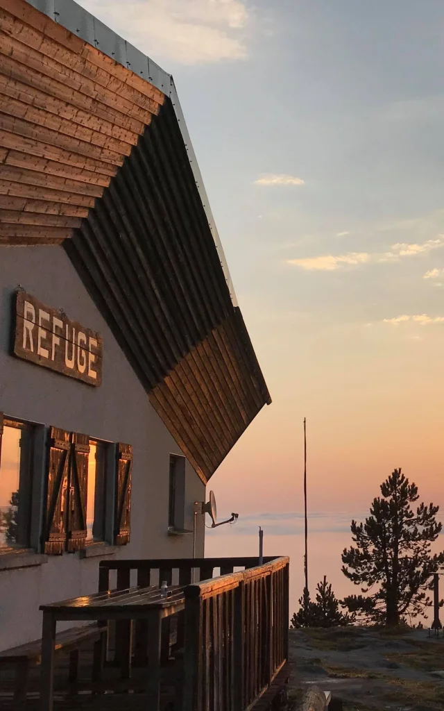 De juin à septembre, le Refuge Jeandel accueille les randonneurs du GR10 à La Pierre Saint-Martin