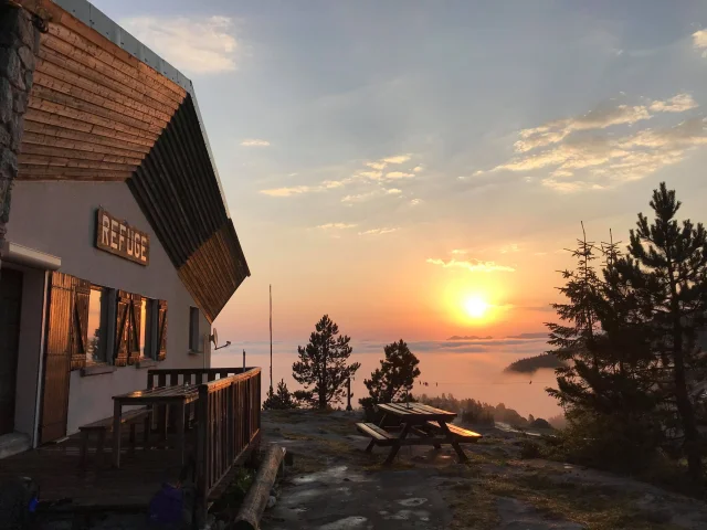 De juin à septembre, le Refuge Jeandel accueille les randonneurs du GR10 à La Pierre Saint-Martin