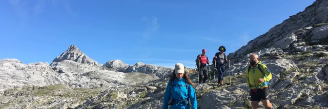 Les accompagnateurs en montagne des Pyrénées béarnaises vous guident jusqu'au Pic d'Anie, La Pierre Saint-Martin