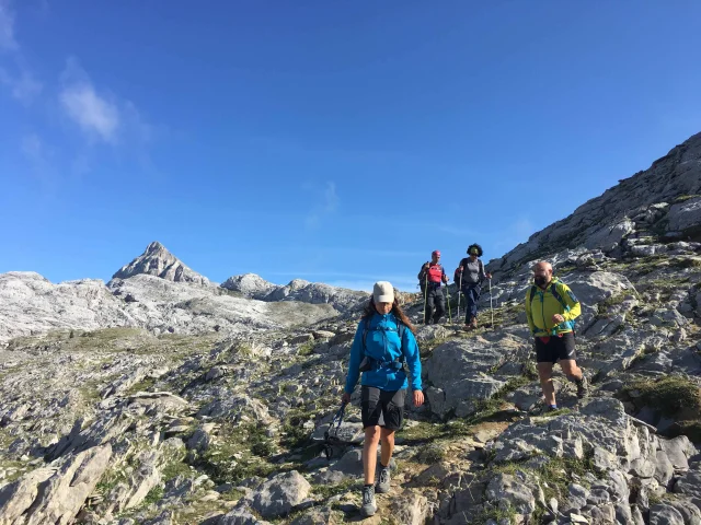 Les accompagnateurs en montagne des Pyrénées béarnaises vous guident jusqu'au Pic d'Anie, La Pierre Saint-Martin