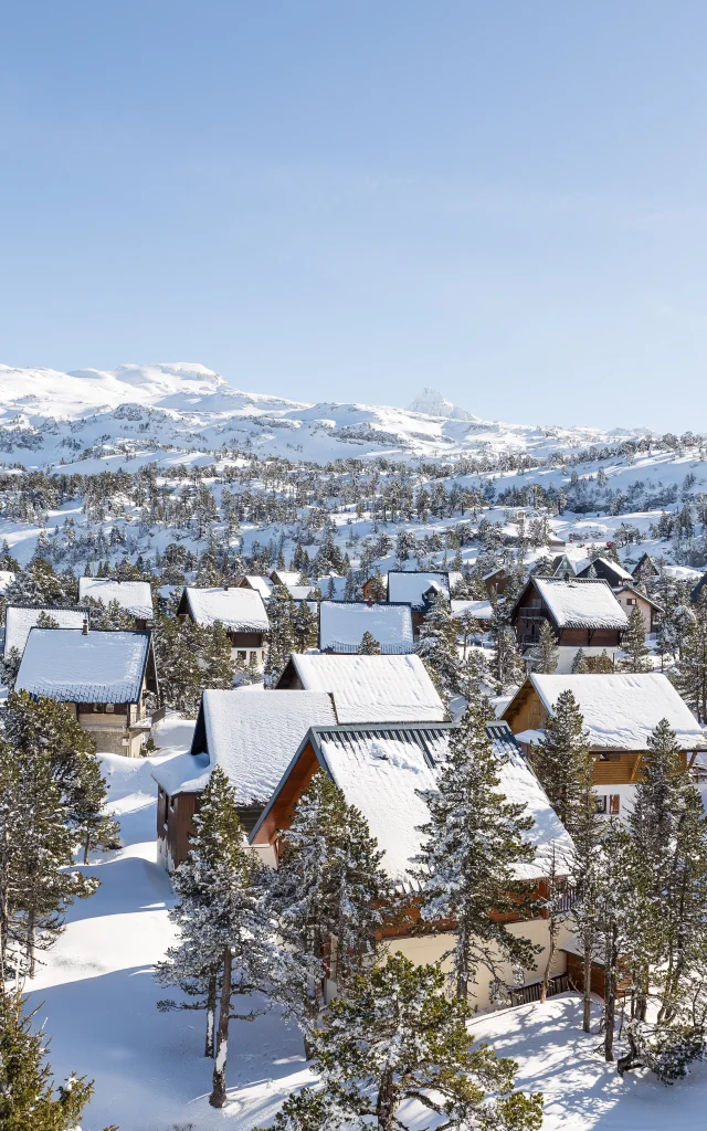 Le village de chalets en hiver à La Pierre Saint-Martin, pour un séjour en toute quiétude