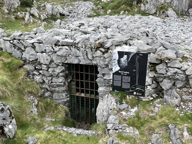 L'entrée du gouffre Lépineux se situe près du col de La Pierre Saint-Martin, versant espagnol