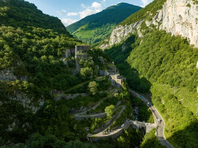 Découvrez le Fort du Portalet et la passerelle suspendue, une visite sportive de 2h.