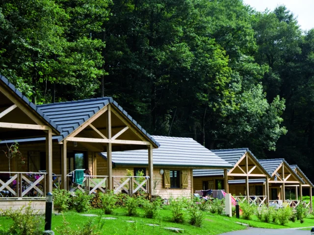 Le village des chalets du camping Barétous Pyrénées dispose d'une entrée indépendante